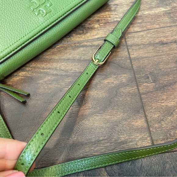 Tory Burch Thea Flat Wallet Crossbody in Spinach Green Pebbled Leather - Picture 4 of 9